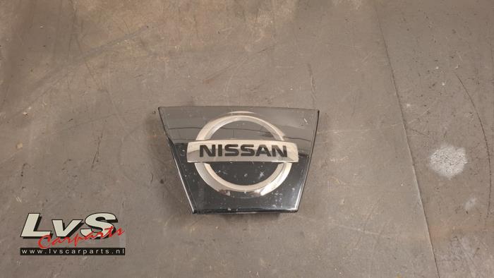 Begagnade Emblem Nissan Micra (K14) 0.9 IG-T 12V Pris € 40,00 Marginaltabell erbjuds av LvS Carparts