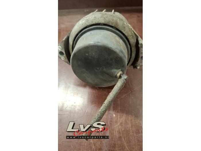 Engine mount bracket