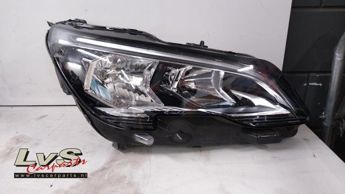 Używane Reflektor prawy Peugeot 3008 II (M4/MC/MJ/MR) 1.2 12V e-THP PureTech 130 Cena € 345,00 Procedura marży oferowane przez LvS Carparts
