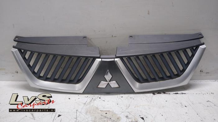 Używane Grill Mitsubishi Outlander (CW) 2.4 16V Mivec 4x4 Cena € 50,00 Procedura marży oferowane przez LvS Carparts
