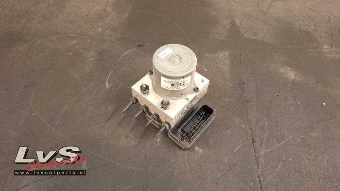 Usados Pompa ABS Kia Carens IV (RP) 1.7 CRDi 16V Precio € 90,00 Norma de margen ofrecido por LvS Carparts