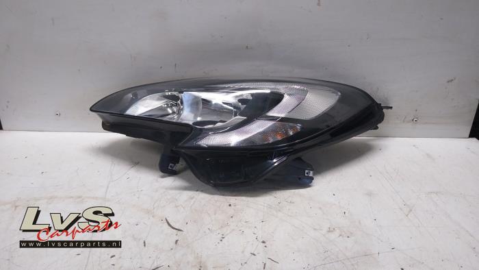 Używane Reflektor lewy Opel Corsa E 1.4 Turbo 16V Cena € 345,00 Procedura marży oferowane przez LvS Carparts