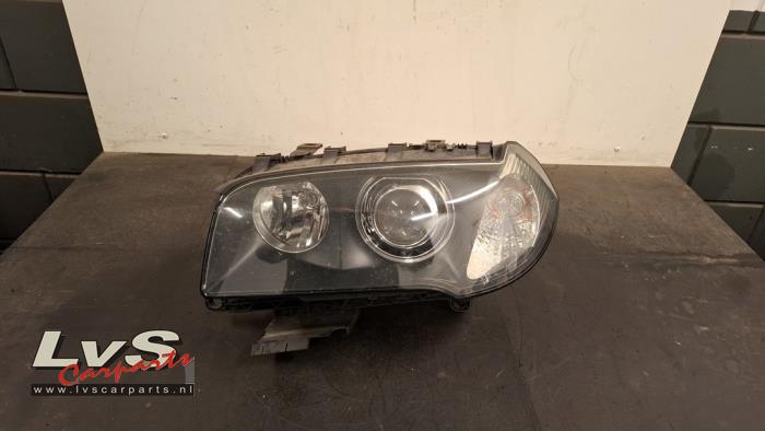 Używane Reflektor lewy BMW X3 (E83) 2.0d 16V Cena € 300,00 Procedura marży oferowane przez LvS Carparts