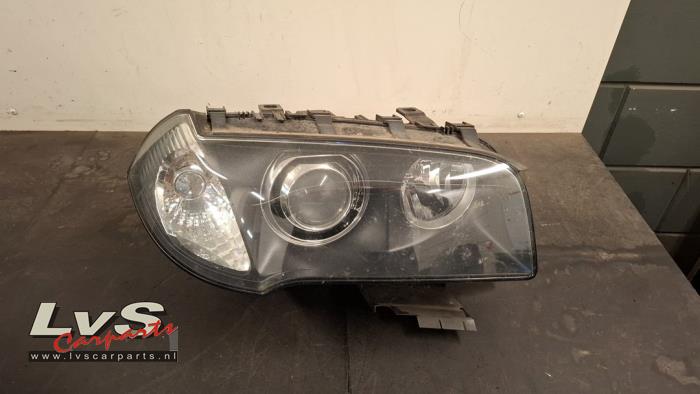 Używane Reflektor prawy BMW X3 (E83) 2.0d 16V Cena € 300,00 Procedura marży oferowane przez LvS Carparts