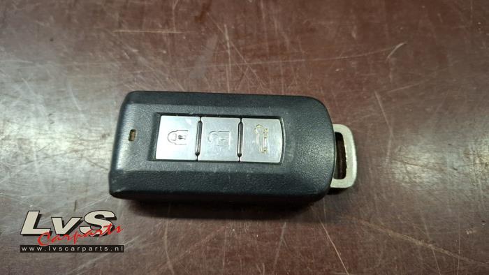 Używane Klucz Mitsubishi Outlander (GF/GG) 2.0 16V PHEV 4x4 Cena € 22,50 Procedura marży oferowane przez LvS Carparts