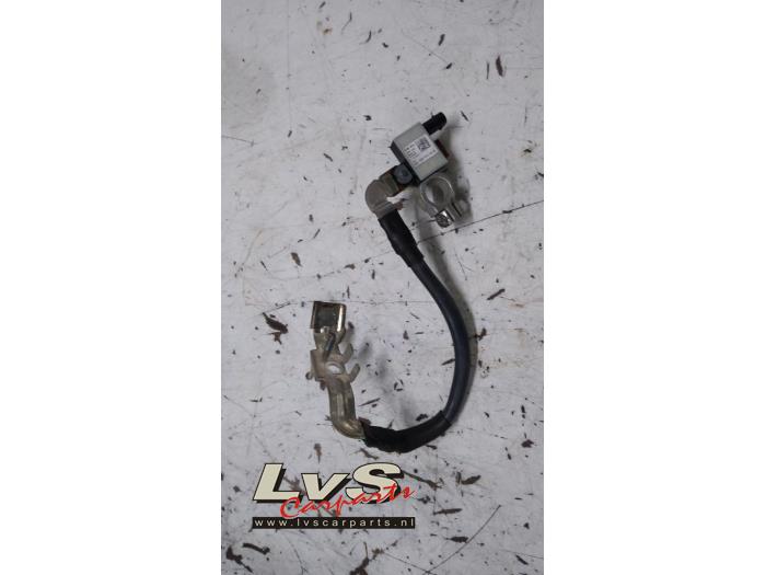 Używane Biegun akumulator Seat Leon ST (5FF) 1.2 TSI Ecomotive 16V Cena € 20,00 Procedura marży oferowane przez LvS Carparts