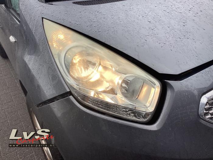 Używane Reflektor prawy Kia Venga 1.4 CVVT 16V Cena na żądanie oferowane przez LvS Carparts