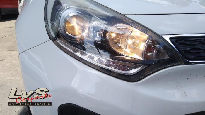 Używane Reflektor prawy Kia Rio III (UB) 1.2 CVVT 16V Cena € 375,00 Procedura marży oferowane przez LvS Carparts