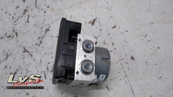 Usados Bomba ABS Ford Fiesta 7 1.0 EcoBoost 12V Precio € 170,00 Norma de margen ofrecido por LvS Carparts