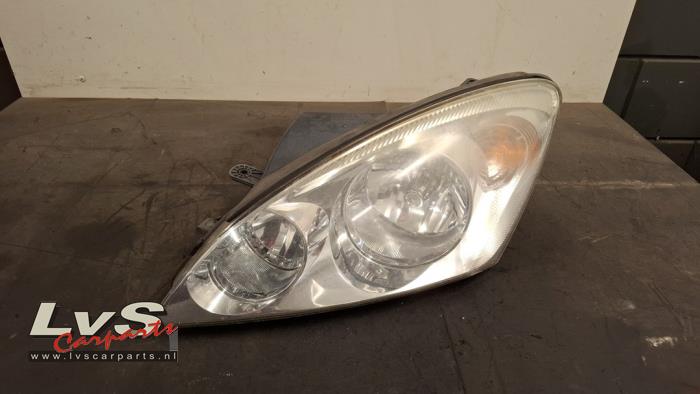 Usados Reflektor lewy Kia Cee'd Sporty Wagon (EDF) 1.6 CVVT 16V Precio € 30,00 Norma de margen ofrecido por LvS Carparts