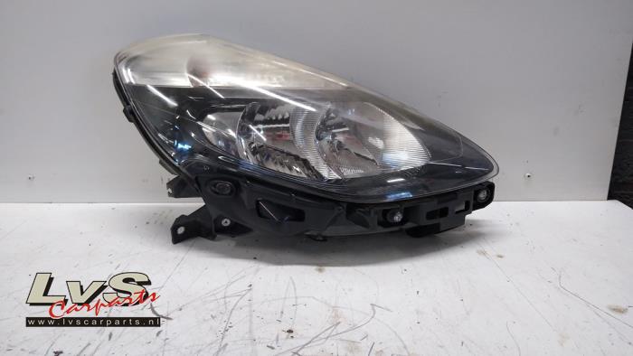 Używane Reflektor prawy Renault Clio III (BR/CR) 1.2 16V TCe 100 Cena € 75,00 Procedura marży oferowane przez LvS Carparts
