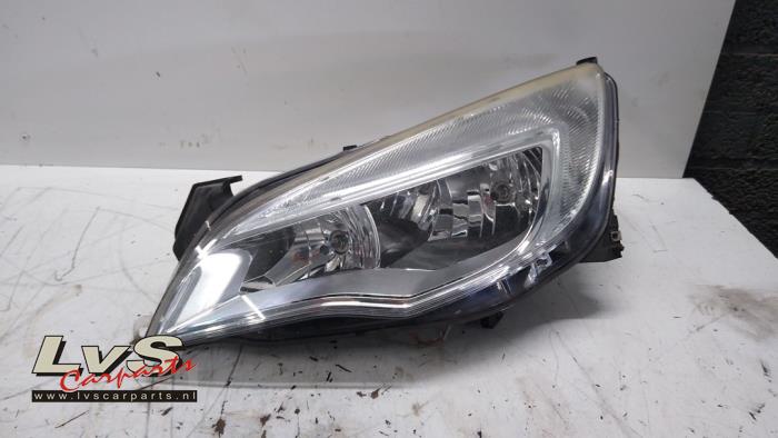 Używane Reflektor lewy Opel Astra J (PC6/PD6/PE6/PF6) 1.3 CDTI 16V EcoFlex Cena € 70,00 Procedura marży oferowane przez LvS Carparts