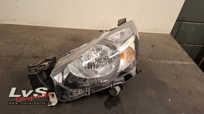 Używane Reflektor lewy Mazda 2 (DJ/DL) 1.5 SkyActiv-G 90 Cena € 175,00 Procedura marży oferowane przez LvS Carparts