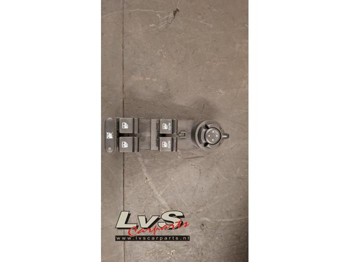Usados Interruptor de ventanilla eléctrica Fiat 500X (334) 1.4 Multi Air 16V Precio € 75,00 Norma de margen ofrecido por LvS Carparts