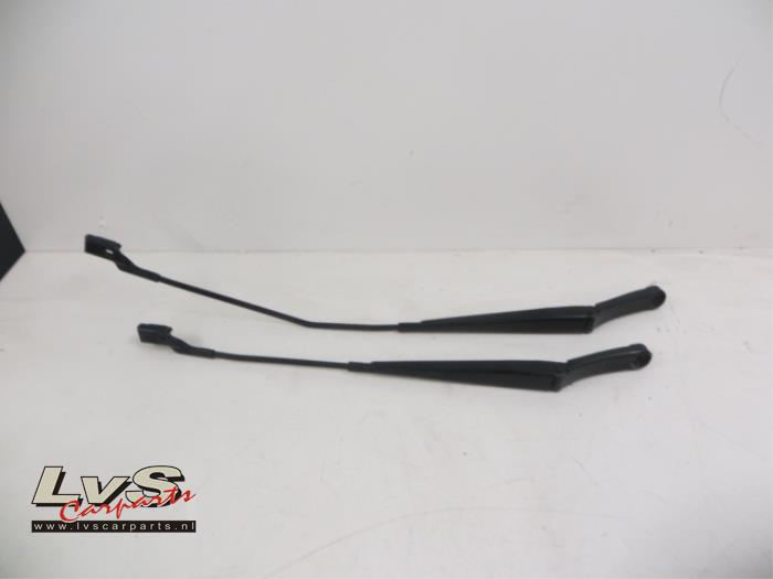 Front wiper arm from a Volkswagen Touran 2012