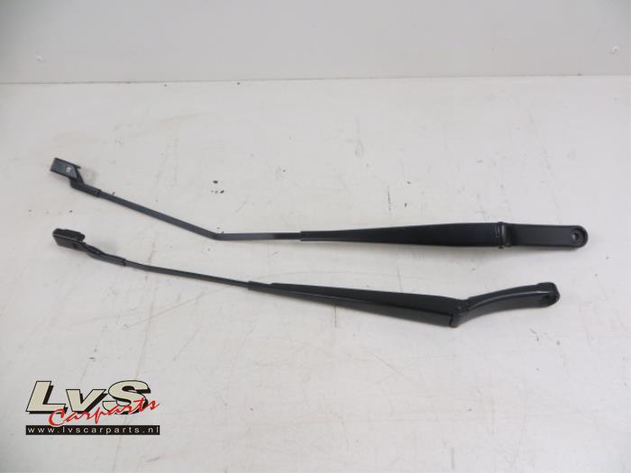 Front wiper arm from a Volkswagen Touran 2012