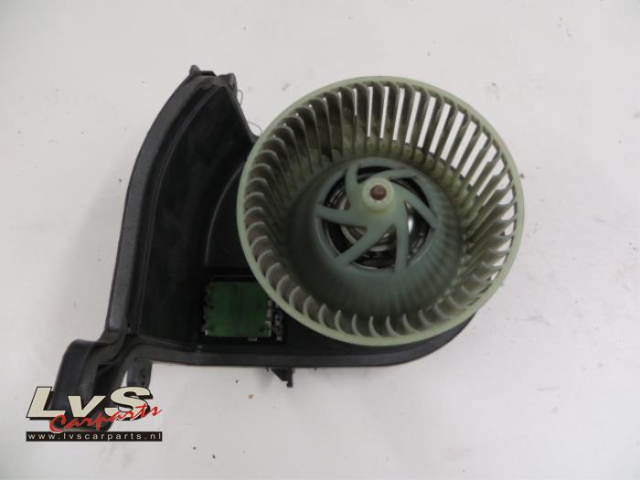 Heating and ventilation fan motor from a Renault Clio 2003