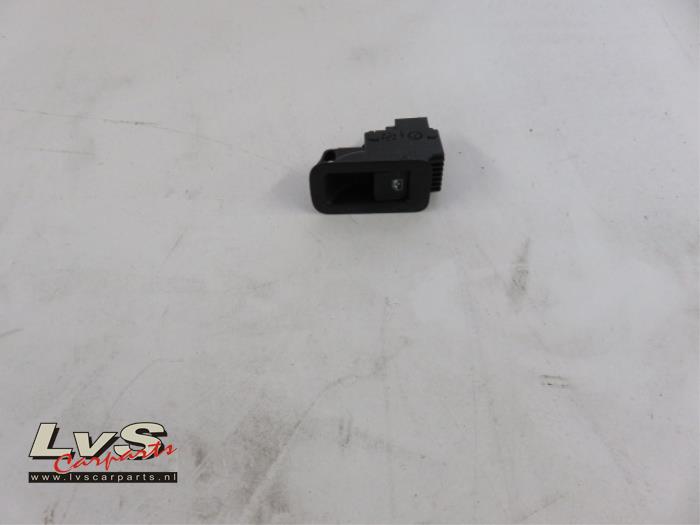 Usados Interruptor de ventanilla eléctrica Volkswagen Touran (5T1) 2.0 TDI 110 Precio € 13,00 Norma de margen ofrecido por LvS Carparts