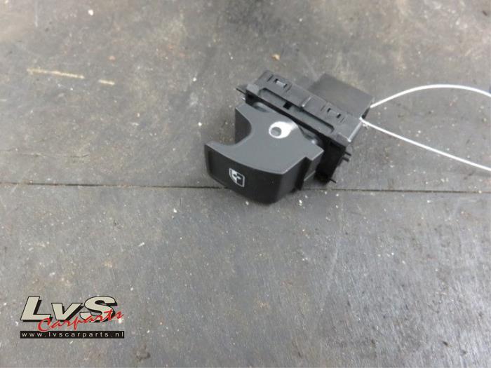 Usados Interruptor de ventanilla eléctrica Volkswagen Touran (5T1) 2.0 TDI 110 Precio € 13,00 Norma de margen ofrecido por LvS Carparts