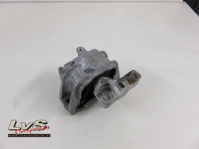 Usagé Support moteur Volkswagen Scirocco (137/13AD) Prix € 36,00 Règlement à la marge proposé par LvS Carparts