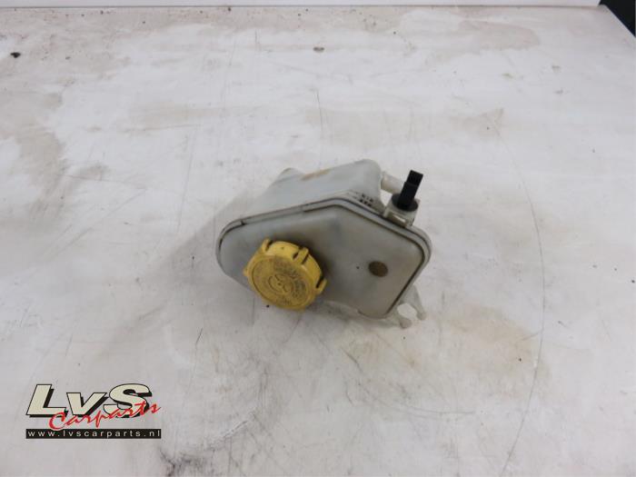 Begagnade Styrservotank Ford Ka I 1.6i SportKa Pris € 16,00 Marginaltabell erbjuds av LvS Carparts