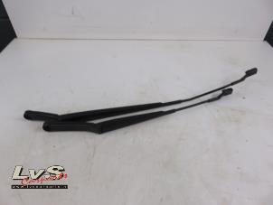 Used Front wiper arm Volkswagen Touran (5T1) 1.4 TSI Price € 24,00 Margin scheme offered by LvS Carparts