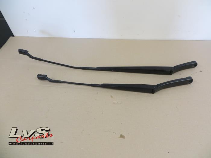 Front wiper arm from a Volkswagen Touran (5T1) 1.4 TSI 2015