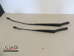Used Front wiper arm Volkswagen Touran (5T1) 1.4 TSI Price € 20,00 Margin scheme offered by LvS Carparts