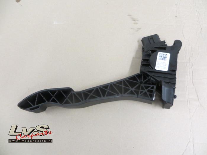 Accelerator pedal from a Volkswagen Tiguan (AD1) 2.0 TDI 16V BlueMotion Technology SCR 2015