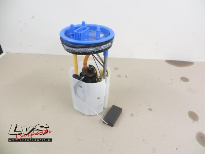 Bomba eléctrica de combustible de un Volkswagen Polo V (6R) 1.8 GTI 16V 2014