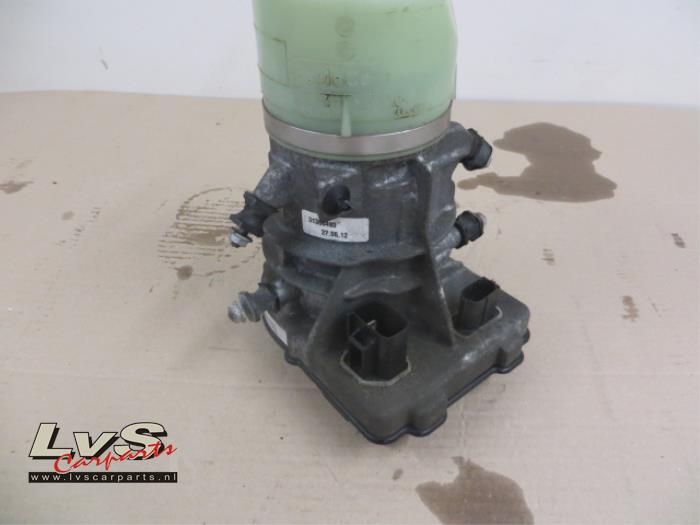 Power steering pump Volvo V70 - 31360493 - LvS Carparts
