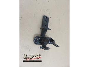Used Tailgate hinge Volvo V70 (BW) 2.4 D5 20V Price on request offered by LvS Carparts