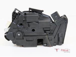 Używane Mechanizm blokady drzwi prawych przednich wersja 4-drzwiowa Skoda Fabia II Combi 1.2 TDI 12V Greenline Cena € 14,99 Procedura marży oferowane przez Focus Automotive
