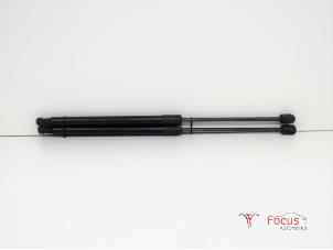Używane Zestaw amortyzatorów gazowych tylnej klapy Skoda Fabia II Combi 1.2i 12V Cena € 15,00 Procedura marży oferowane przez Focus Automotive