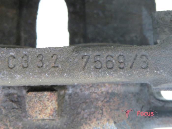 Front brake calliper, left from a Opel Vivaro 1.9 DI 2004