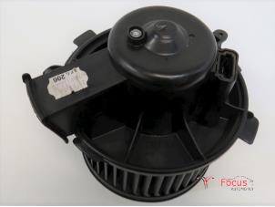 Usados Motor de ventilador de calefactor Peugeot 206 (2A/C/H/J/S) 1.4 HDi Precio € 14,95 Norma de margen ofrecido por Focus Automotive