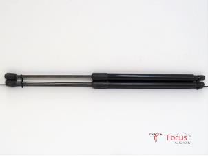 Używane Zestaw amortyzatorów gazowych tylnej klapy Skoda Fabia II (5J) 1.4 TDI 80 Cena € 15,00 Procedura marży oferowane przez Focus Automotive