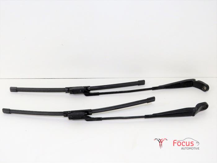 Front wiper arm from a Skoda Roomster (5J) 1.4 TDI 80 2007