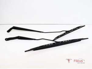 Used Front wiper arm Peugeot 206+ (2L/M) 1.1 XR,XS Price € 15,00 Margin scheme offered by Focus Automotive
