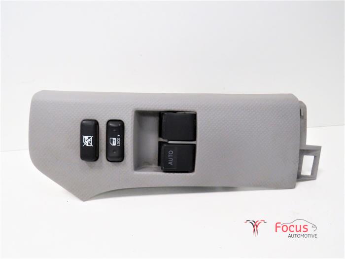 Usados Interruptor combinado de ventanillas Toyota Yaris II (P9) 1.0 12V VVT-i Precio € 15,00 Norma de margen ofrecido por Focus Automotive