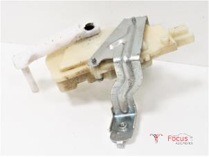 Usados Motor de bloqueo de la tapa del depósito de combustible Toyota Yaris II (P9) 1.0 12V VVT-i Precio € 10,00 Norma de margen ofrecido por Focus Automotive