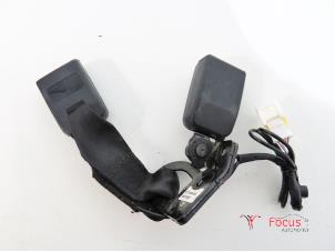 Used Rear seatbelt buckle, centre Citroen C4 Berline (LC) 1.6 16V VTi 120 Price € 25,00 Margin scheme offered by Focus Automotive