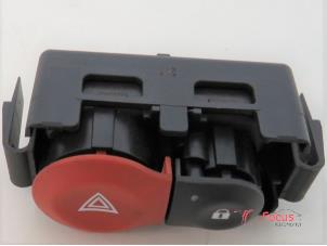 Used Panic lighting switch Renault Clio III (BR/CR) 1.5 dCi 70 Price € 15,00 Margin scheme offered by Focus Automotive