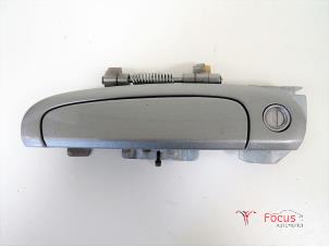 Używane Uchwyt drzwi lewych przednich wersja 4-drzwiowa Kia Picanto (BA) 1.1 CRDi VGT 12V Cena € 20,00 Procedura marży oferowane przez Focus Automotive
