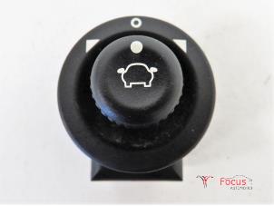 Używane Przelacznik lusterka Ford Fiesta 6 (JA8) 1.25 16V Cena € 7,50 Procedura marży oferowane przez Focus Automotive