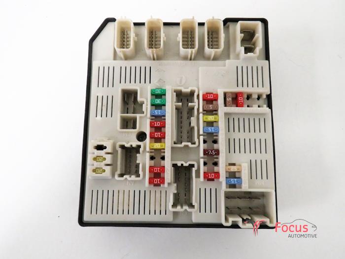 Fuse box from a Renault Laguna III Estate (KT) 2.0 dCi 16V 150 2009