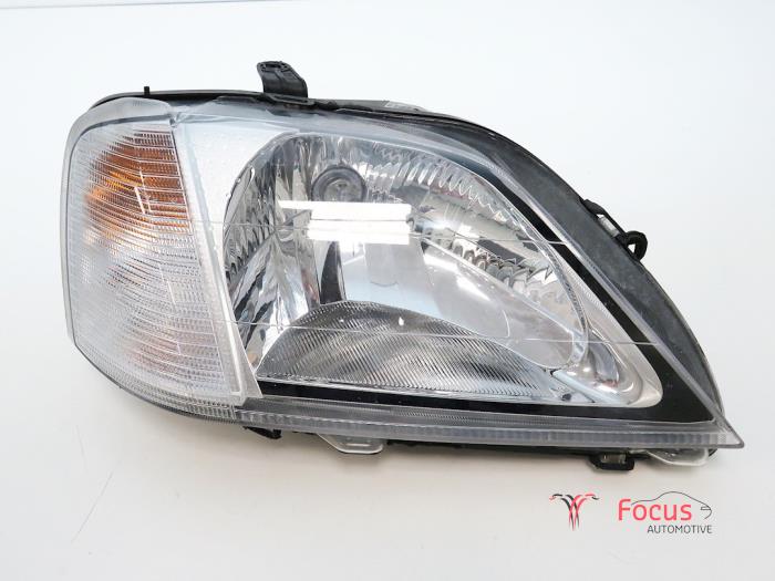 Headlight, right from a Dacia Logan Express (FS) 1.5 dCi 85 2011
