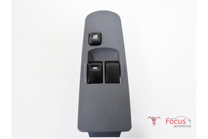 Usados Interruptor combinado de ventanillas Mitsubishi Colt (Z2/Z3) 1.3 16V Precio € 20,00 Norma de margen ofrecido por Focus Automotive