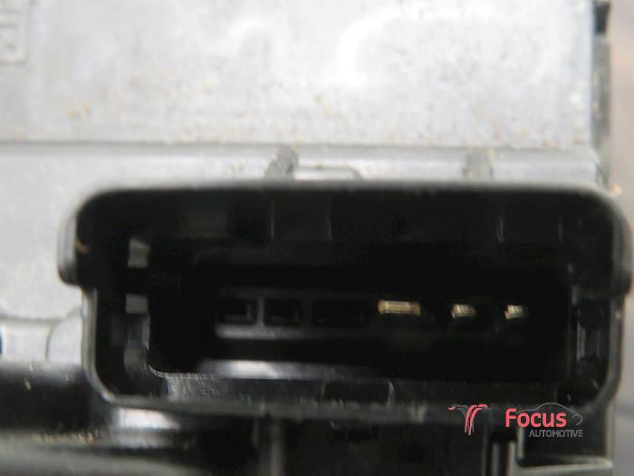 Rear door lock mechanism 4-door, left from a Nissan Note (E11) 1.4 16V 2010