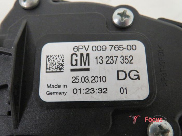 Throttle pedal position sensor Opel Insignia 2.0 CDTI 16V 130 Ecotec